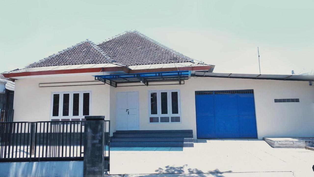 Reddoorz Syariah At Griya Soeratin Pacitan Hotel Exterior photo